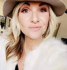 Rhonda Bragg's Instagram, Twitter & Facebook