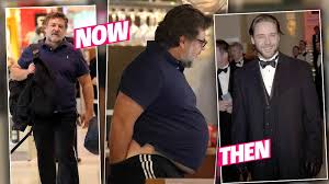 Russell ira crowe was born in wellington, new zealand, to jocelyn yvonne (wemyss) and john alexander crowe, both of whom catered movie sets. Russell Crowe Shows Off Weight Gain With Big Belly In Photos