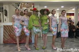 Inspirasi Warna Kebaya Modern Tahun 2020 Untuk Remaja Pikiran Rakyat Com