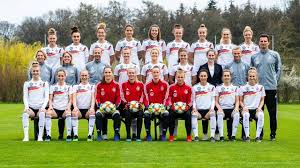 Das team um trainerin silvia neid besiegte den finalgegner england deutlich mit 6:2 (2:1). Video Zum Kader Der Dfb Frauen Sorgt Fur Aufsehen Waz De