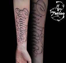 Voila Un Tatouage Tres Personnel Le Prenom D Un Etre Cher Le Tout Avec Une Jolie Calligraphie Par Mymy Tattoo Tatouage Prenom Tatouage Lettrage Tatouage