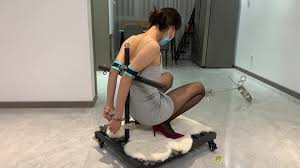 涵涵極限SM調教特輯一，K9拘束架，黑絲高跟蹲立式進入配合振動棒，開口器雙手束縛，苦不堪言- SOPORN.COM