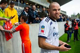 Marcus danielson har guldsulor på skorna, guldfärg på halsen och en stunds tid för reflektion medan hans lagkamrater i djurgården primalskriker utanför. Marcus Danielson Bast I Allsvenskan