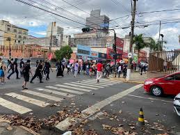 É uma manifestação de polícias ou do povo?, gritou um manifestante, quando os confrontos começaram entre as forças de ordem e os milhares de a manifestação ficou parada em vários momentos devido a estes conflitos, decorrendo o resto do tempo de forma pacífica. Grupo Faz Protesto Contra Racismo Em Bauru Bauru E Marilia G1
