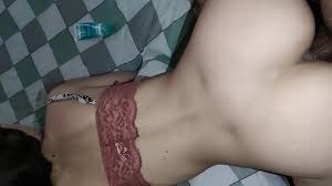 Engañé a mi amiga diciéndole que viniera a mi casa a ver una película, pero  mi intención era otra. - XNXX.COM