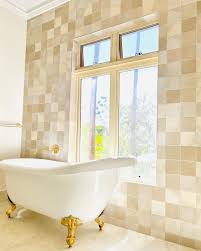 Beautiful residential project with @cobbandcoprojects 👏🏽✨ Our Romeo  Bianco used for a flooring foundation and San Blanco creating a gorgeous  feature wall! This combination makes for a textural dream with organic  variation. #