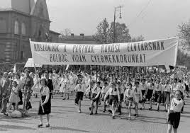 A szent bernadett tagóvoda vezetőjét kérdeztük a felvonulás apropójáról. Igy Majalisozott A Kadar Rendszerben Minden Gyerek Felvonulas Virsli Es Notaszo Mindenutt Gyerek Femina