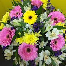 Whether You Are Looking For Daisies Buttons Roses Carnations Greens Or Minis All Types Of Flowers Are Free Deliver Flowers Delivered Flowers Flower Shop