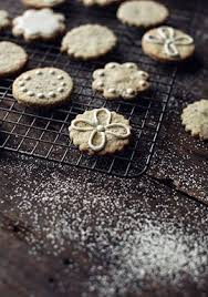 Biscuits Au Beurre Aux Noisettes Glacage Blanc Trois Fois Par Jour Recipe Sweet Cookies Yummy Biscuits Hazelnut Butter
