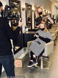 Anna sorokin new york'un ünlü rikers adası'ndaki cezaevinde tutuluyor. Fake Heiress Anna Sorokin Gets Her Hair Done For The Second Time In Two Weeks At New York Salon T Gate