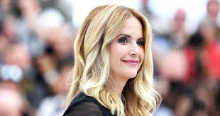 Kelly gives award to quincy jones. Kelly Preston Dead At 57 Celebrities React