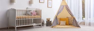 Die wichtigsten bestandteile eines babyzimmers sind ein stubenwagen oder gitterbett, decken, ein pucksack, ein wickeltisch, ein mobile oder lampions, stauraum in form einer kommode oder eines schrankes und die richtige beleuchtung. Frohlich Und Kreativ 5 Ideen Zum Gestalten Von Baby Und Kinderzimmer Ratgeber Diybook De