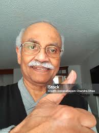 Ein 72jähriger Lächelnder Asiatischer Inder Mann Mit Riesigen Daumen Nach  Oben Handyselbstporträt Im Natürlichen Licht 8 Tage Nach Seiner  Gallenblaseoperation Frisch Rasiertes Lächelndes Gesicht Stockfoto und mehr  Bilder von 70-79 Jahre