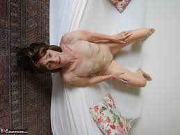 Skinny granny Kat Kitty showcases her vagina while completely naked -  Pichunter