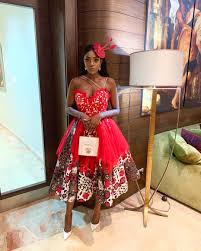 Bias details on the tiers draws attention to the rich patterns on the fabric. 470 Idees De Pagne Dentelle En 2021 Mode Africaine Robe Africaine Tenue Africaine