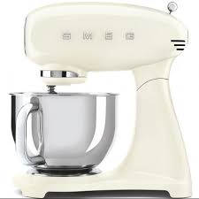 Como prueba, no hay más que ver la gran cantidad de robots de cocina que existen en la actualidad y que ayudan a tareas tan sencillas como picar o triturar, a otras más. Robot De Cocina Smeg Smf03creu Crema 10 Velocidades Con Ofertas En Carrefour Las Mejores Ofertas De Carrefour