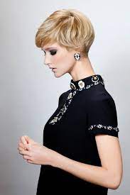 Bob Frisur Im Sixties Style Bob Frisur Kurzhaarfrisuren Bubikopf Frisur