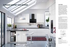 Minimaliste et en bloc mais fonctionnelle, cette cuisine blanche se fond discrètement au sein d'une ambiance vintage. Ikea 22 Cuisines Tendances En 2019