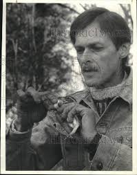 1987 Press Photo Doug Whitman Tagging Bird in Net at Baltimore Woods