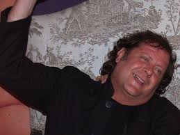 Julio Chávez (Julio Hirsch) nació el 14 de julio de 1956 en Buenos Aires,  Argentina. Con 30 años de experiencia en teatro y cine, Julio Chávez es una  de las figuras más