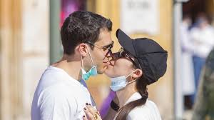 «ich würde dir meine seele anvertrauen. Masken Ab Fur Die Liebe Hier Knutscht Aurora Ihren Goffredo Promiflash De