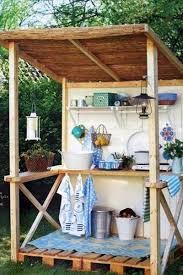 Put The Pallets On A Gravel Base Next To The Shed For Us To Use As Potting Area Gartenmobel Aus Paletten Leben Unter Freiem Himmel Hintergarten