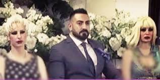 Yalvarırım isimli ilk plağı ile 1979 yılında müzik piyasasındaki yerini alan zerrin özer 1980 yılında gönül isimli şarkı ile büyük bir çıkış yakalamıştır. Zerrin Ozer In Esi Adnan Oktar In Muridi Cikti