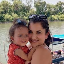 Tara Farrell's Instagram, Twitter & Facebook