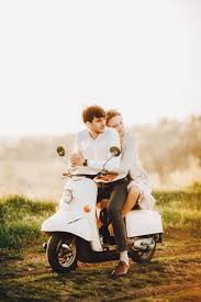 Birdy S Scooters And Atvs Anderson Indiana Vespa Wedding Engagement Sunny Photo Sunset Motor Moped Couple Foto Perkawinan Fotografi Gambar
