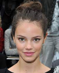 Laura neiva (es) attrice (it); Laura Neiva Photostream Neiva Woman Face Hair Beauty