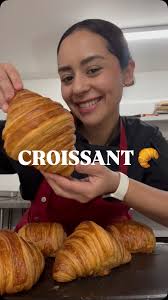 1/2 taza de chispas de chocolate sin azúcar 1/2 taza de harina de almendras  1/4 de taza de cacao en polvo 1/2 cucharadita de polvo de hornear 3/4 de  taza de alulosa