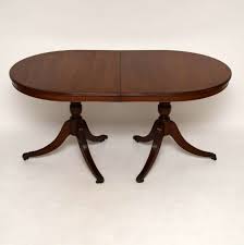 The table has a combination of 3 beds and 2 extra leaves giving you a very versatile seating combination. Antiker Regency Style Inlaid Mahogany Dining Table