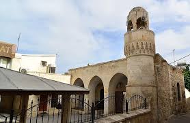 KİLİS HACI DERVİŞ CAMİSİ VE HİKAYESİ 1339-1521 yılları arasında inşa  edildiği ve aynı zamanda ibadethanenin yanında bir medrese olduğu bilinen  cami, 1947'de dönemin hükumeti tarafından satılınca, uzun yıllar amacının  dışında beyaz eşya