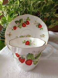Rosina Fine Bone China Teacup And Saucer 22 50 Via Etsy Mit Bildern Teeservice Erdbeeren Sammeltassen
