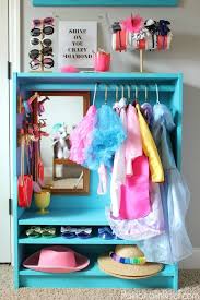 21 Astuces Ikea Pour Ranger Les Jouets Des Enfants Que Tous Les Parents Devraient Connaitre Dress Up Storage Dress Up Closet Ikea Toys