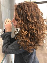 Per tagliare i capelli ricci è bene lavorare sui riccioli singolarmente, invece di tagliarli in maniera uniforme. Capelli Ricci I Consigli Dell Esperto Estetica It