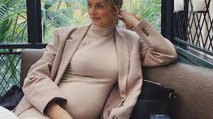 Publik wurde die schwangerschaft laut dem boulevardblatt am samstag, als die deutsche sängerin in berlin beim. So Schon Schwanger Lena Gercke Postet Neues Babybauch Bild Promiflash De