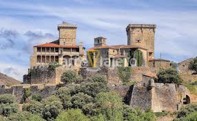 Castillo De Monterrey Castelo De Monterrei Orense Ourense Una De Las Fortalezas Mejor Conservadas De Galicia Cast Castillos Lugares Para Viajar Monumentos