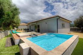 Vous Revez De Vacances Farniente Au De La Piscine Cette Maison Meublee De Maniere Moderne Et Situee A Quelqu Locations Vacances Gite De France Vacances Corse