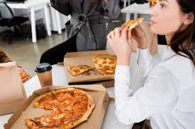 Pizza buro is a app for android, it's developed by dots platform, llc author. Junge Geschaftsfrau Isst Pizza In Der Nahe Von Kollegen Im Buro Lizenzfreies Foto Und Stockbild
