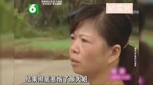 男子和女友同居一年分手后，男子纠错不清，女友崩溃拿石头砸男子