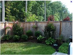 Burb Like Bed On Fenceline Easy Backyard Landscaping Landscaping Along Fence Backyard Fences