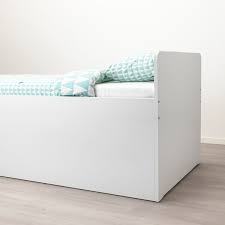 Manche einzelbetten sind nur 75 cm breit und manchmal kann der bettrahmen etwas breiter sein als die matratze. Slakt Bettgestell Mit Schubladen Weiss 90x200 Cm Ikea Deutschland