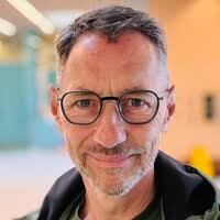 8100+ profilů „Benn“