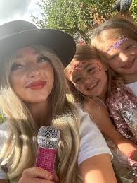 Happy 7th birthday violet. Taylor had a lovely time partying with you and  your besties 👯 Filled with fun, laughter and lots of glitter ✨