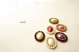 s y on instagram 前回 たくさんの方にお求めいただきました ブローチ𖢨 今回はきらきらガラスストーンバージョンに加え やわらかな印象のパールバージョンも 準備しております 帯留としてもお使いいただけます drop earrings earrings