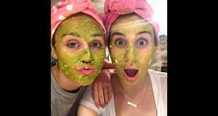 Foto: Miley Cyrus e a amiga Jessie Light se divertiram com o rosto coberto  de abacate: 'Noite das garotas'