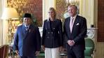 Unrest at the palace: King and Queen Máxima receive ... - YouTube