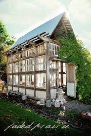 20 Re Purposed Window Greenhouses In 2020 Garten Gewachshaus Garten Fensterbank Gewachshaus