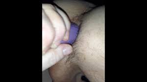 Sissy homme se fait sodomiser par sa femme avec un gode dans le trou du cul  par derrière